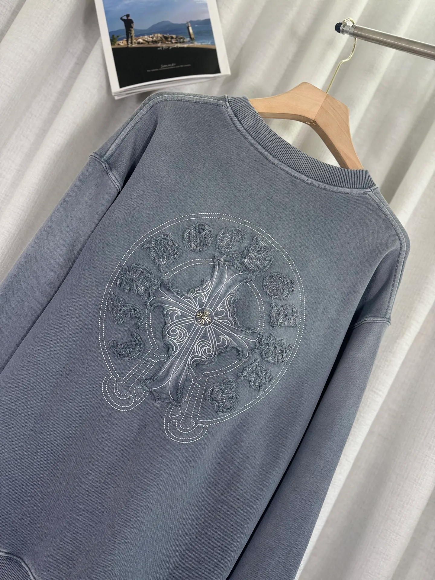 P280 top version, real shot without P, ​​different from market currency) 𝗖𝗵𝗿𝗼𝗺𝗲 𝗛𝗲𝗮𝗿𝘁𝘀/Cro Heart 2025 washed patch embroidery autumn and winter new original single counter American laser burnt 3D three-dimensional color embroidery couple casual sweatshirt 👑The highest version! Customized fabric 500g tripe terry fabric! American acid-washed and distressed original fabric laser burnt ✟appliqué embroidery and exquisite embroidery of letters! The best-selling model in the counter, very comfortable to wear. Accessories: original molded and authenticated collar label➕100% silk wash label. Genuine purchase-grade original hangtag➕matching hanging rope➕3D hanging beads➕original packaging bag. Craftsmanship: The original version has consistent wiring! The highest version of the armhole matching technique! Color: Blue Black Size: S M L XL Style No.: 1033